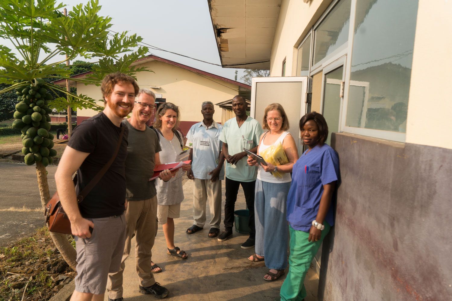 Marcel Krammer, Georg Schorn, Martina Meilwes, Sonja Backes mit OP-Personal in Ndoungue, Kamerun