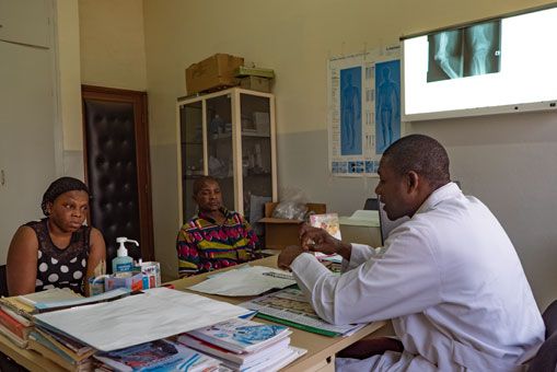 Dr. René Essomba - Clinique du Bon Secours in Kamerun | © Foto: Hannah Baldauf / Tristan Crampe