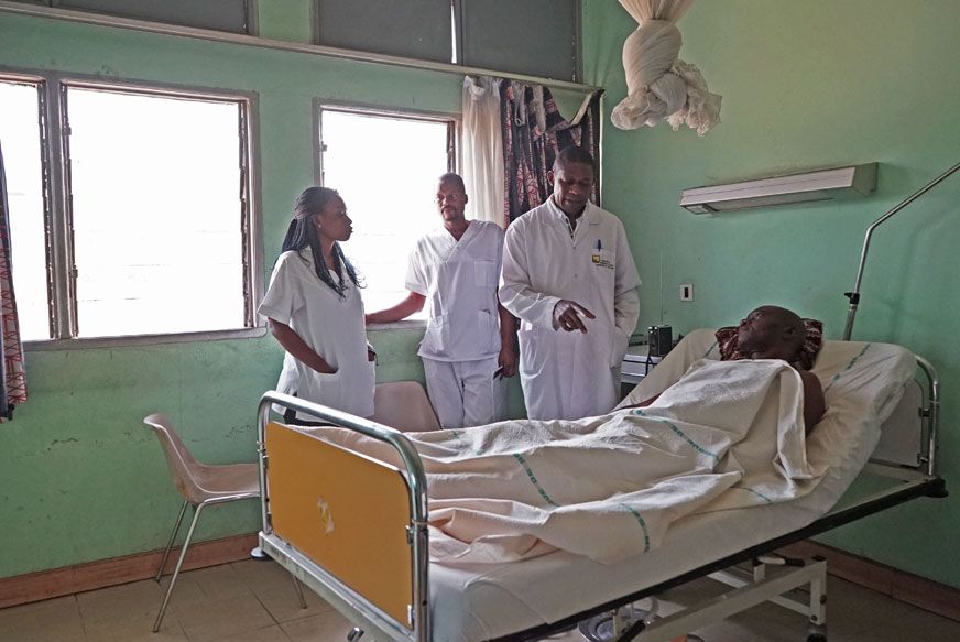 Dr. René Essomba - Clinique du Bon Secours in Kamerun | © Foto: Hannah Baldauf / Tristan Crampe